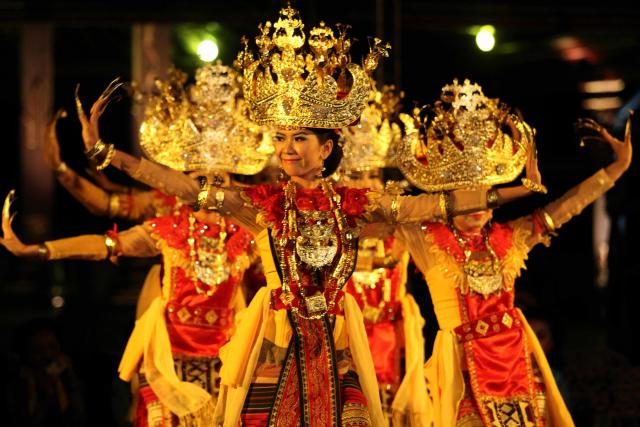 34 Tarian Daerah Beserta Asal, Gambar, dan Propertinya yang Unik