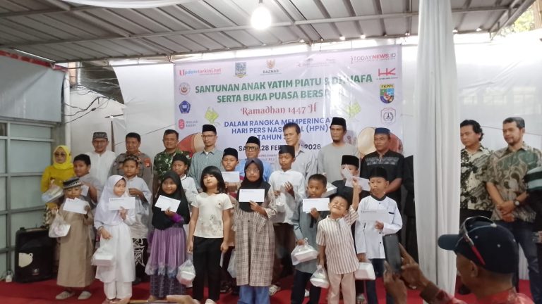 Fahira Idris memberi penghargaan dalam rangka acara hari Pers Nasional