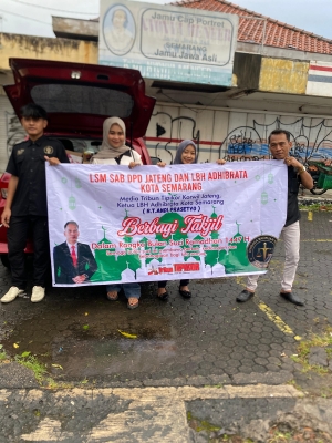 Terjang Hujan dan Angin, Posbakum Adibrata & Tribun Tipikor Bagikan Ratusan Takjil di Semarang Barat