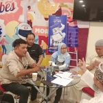 Pelaku usaha berbagi pengalaman bisnis dan motivasi penghasilan di sebuah pertemuan komunitas