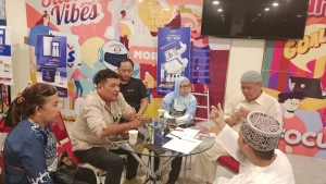 Pelaku usaha berbagi pengalaman bisnis dan motivasi penghasilan di sebuah pertemuan komunitas