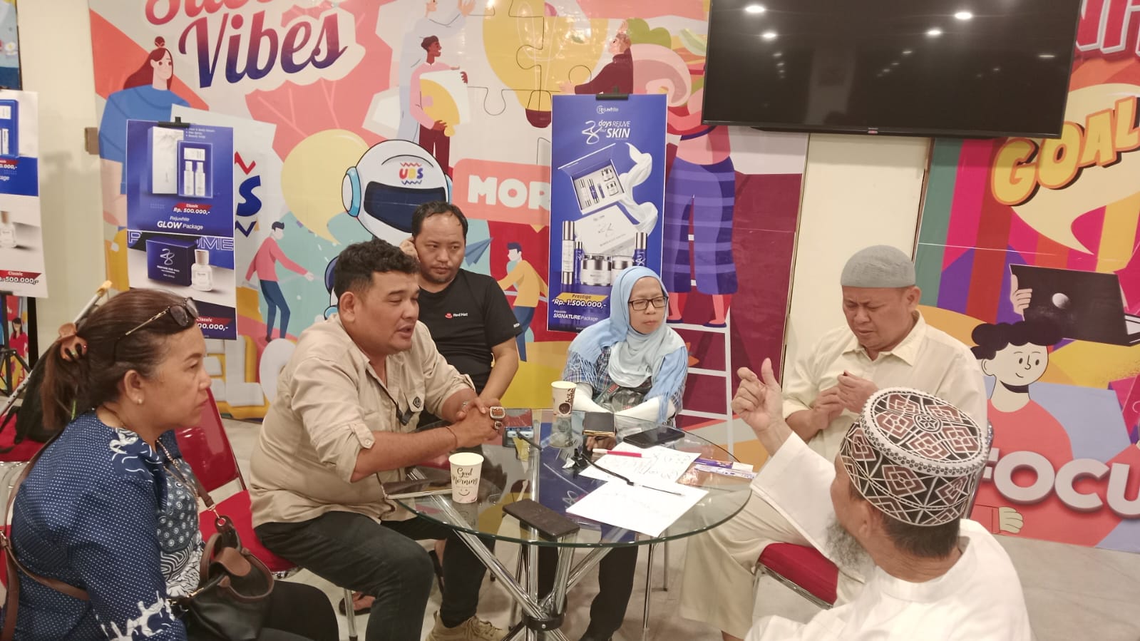 Pelaku usaha berbagi pengalaman bisnis dan motivasi penghasilan di sebuah pertemuan komunitas