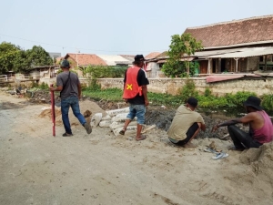 Pembangunan turap di lingkungan RT 01/06, wilayah Cilampe, Kec. Kosambi, Kabul. Tangerang, menjadi sorotan setelah ditemukan sejumlah persoalan di lokasi pekerja’an.