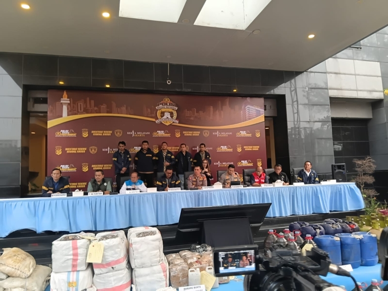 Polda Metro Jaya Ungkap Lima Kasus SDA dan Energi, 11 Tersangka Diamankan: 54 Ton Mineral, 320 Kg Sisik Trenggiling hingga BBM Subsidi Disita